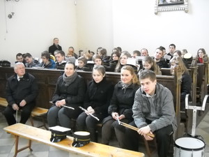 Fot.  Katarzyna Konieczna. Zdjęcie przedstawia Orkiestrę Dętą TON w Kościanie podczas uroczystych obchodów Święta Niepodległości w kościańskim Kościele Farnym.