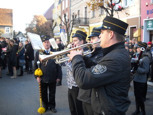 Fot. Katarzyna Konieczna. Zdjęcie przedstawia trębaczy Orkiestry Dętej TON grających hejnał Kościana podczas uroczystych obchodów Święta Niepodległości na kościańskim Rynku.