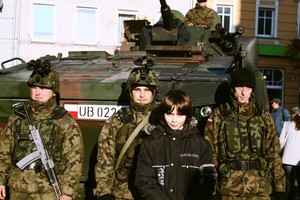 Julia Tycner - zdjęcie przedstawia mojego brata Konrada w towarzystwie żołnierzy na tle czołgu na Rynku