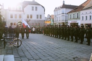 Julia Tycner - zdjęcie przedstawia żołnierzy podczas uroczystości Święta Niepodległości na Rynku