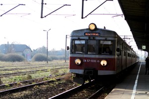 Fot. Anna Golczak. Uczniowie Zespołu Szkół Ponadgimnazjalnych w Kościanie, członkowie Klubu Filmowego, podczas kręcenia etiudy filmowej w ramach projektu Filmoteki Szkolnej na Dworcu PKP w Kościanie (ok godz. 11). Wjazd pociągu na dworzec. 