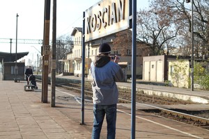 Fot. Anna Golczak. Uczniowie Zespołu Szkół Ponadgimnazjalnych w Kościanie, członkowie Klubu Filmowego, podczas kręcenia etiudy filmowej w ramach projektu Filmoteki Szkolnej na Dworcu PKP w Kościanie (ok godz. 11). Na zdjęciu Filip.