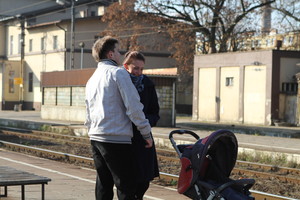 Fot. Anna Golczak. Uczniowie Zespołu Szkół Ponadgimnazjalnych w Kościanie, członkowie Klubu Filmowego, podczas kręcenia etiudy filmowej w ramach projektu Filmoteki Szkolnej na Dworcu PKP w Kościanie (ok godz. 11). 