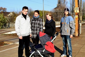 Fot. Anna Golczak. Uczniowie Zespołu Szkół Ponadgimnazjalnych w Kościanie, członkowie Klubu Filmowego, podczas kręcenia etiudy filmowej w ramach projektu Filmoteki Szkolnej na Dworcu PKP w Kościanie (ok godz. 11). 