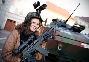 Fot. Zbigniew Warczok. Rynek. Pokaz uzbrojenia z okazji Święta Niepodległości. Renata pozbawiła kilku żołnierzy wyposażenia aby zaprezentować się odpowiednio przed obiektywem...