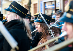 Fot. Zbigniew Warczok. Rynek. Uroczystości z okazji Święta Niepodległości. Występ Orkiestry TON. Renata gra na saksofonie altowym...
