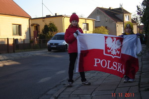 Fot. Rafał Nędza. Zdjęcie przedstawia moje córki Olę i Milenę podczas popołudniowego spaceru (fragment ulicy Kwiatowej od strony ulicy Śmigielskiej).