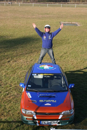 Na zdjęciu Andrzej Nowacki stojący na bagażniku nowego rajdowego Subaru Impreza przed treningiem do rajdu Andrzejkowego w Lesznie, ostatniej w tym roku eliminacji Rajdowych Mistrzostw Okręgu Poznańskiego. Zdjęcie zrobiła moja kochana żona Małgorzata stojąc w budce sędziów zawodów konnych na stadionie hipicznym w Racocie. 