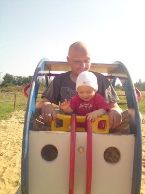 Fot. Kasia Skrzypek. Na zdjęciu mąż Marcin z synem Maxem podczas popołudniowego spaceru na os. Konstytucji 3 Maja w Kościanie. Marcinowi ciężko było wejść do tego bolidu, a już tym bardziej z niego wyjść :) 