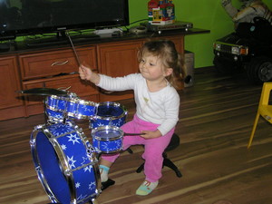 Fot. Karol Mikołajczak. Na zdjęciu moja córka Nicolka podczas zabawy w domu (Kiełczewo)