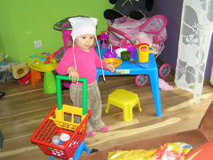 Fot. Karol Mikołajczak. Na zdjęciu moja córka Nicolka podczas zabawy w domu (Kiełczewo)