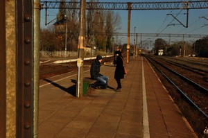 Autor - Joanna Pluta. Zdjęcie wykonano na peronie kolejowym w Kościanie. Na fotografii są Natalia Rydzińska i Marek Pluta. Autorka jest uczestniczką Koła FOTO-WIDEO przy Gimnazjum im. Jana Pawła II w Starych Oborzyskach. Opiekunem koła jest Barbara Zaborska.