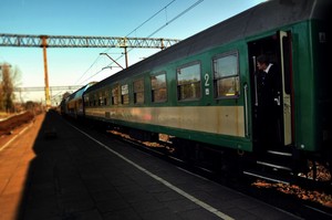 Autor - Joanna Pluta. Zdjęcie pociągu wykonano na peronie PKP w Kościanie. Autorka jest uczestniczką Koła FOTO-WIDEO przy Gimnazjum im. Jana Pawła II w Starych Oborzyskach. Opiekunem koła jest Barbara Zaborska.