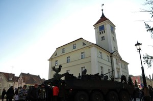 Autor - Joanna Pluta. Zdjęcie kościańskiego Rynku podczas obchodów rocznicy odzyskania niepodległości. Autorka jest uczestniczką Koła FOTO-WIDEO przy Gimnazjum im. Jana Pawła II w Starych Oborzyskach. Opiekunem koła jest Barbara Zaborska.