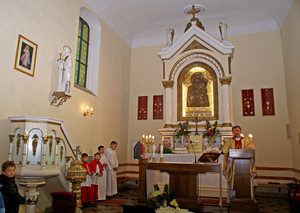 Autor: Barbara Zaborska. Zdjęcie wykonane podczas Mszy św., którą w kościele pw. NMP Pocieszenia i św. Mikołaja w Starych Oborzyskach odprawiał ks. Proboszcz Wojciech Słomiński. Przy ołtarzu kapłanowi towarzyszyli ministranci, czyli służba liturgiczna.