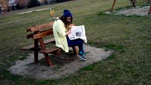 Fot. Anna Waligóra. Zdjęcie wykonane w Kokorzynie przy placu zabaw, na fotografii Patrycja Żur. Autorka jest uczestniczką Koła FOTO-WIDEO przy Gimnazjum im. Jana Pawła II w Starych Oborzyskach. Opiekunem koła jest Barbara Zaborska.