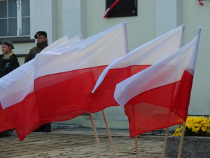 Fot. Mirosława Aleksandra Wojciechowska. Wiatr prostował biało-czerwone na baczność. (Rynek, Kościan).