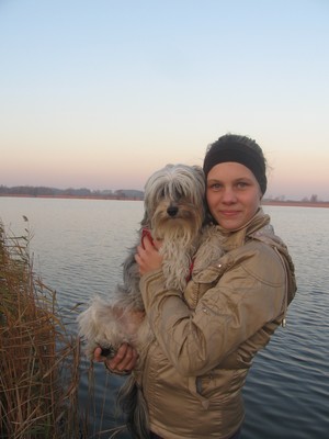 Zdjęcie wykonane przez Anię Majorczyk, z redakcji strony internetowej Zespołu Szkół w Jerce - zsjerka.pl: Klaudia Tomczak z psem Bambusiem.