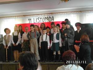 Zdjęcie wykonane przez Kingę Kaźmierczak, z redakcji strony internetowej Zespołu Szkół w Jerce - zsjerka.pl: Uczestnicy przedstawienia z okazji Święta Niepodległości w Zbęchach.