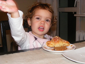 Zdjęcie wykonane przez Piotra Strzelczyka, z redakcji strony internetowej Zespołu Szkół w Jerce - zsjerka.pl: Julka je rogale.