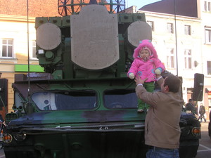 Fot. Małgorzata Mikołajczak. Na zdjęciu moja córeczka Nicola (wiek 20 miesięcy) na rynku w Kościanie.