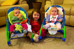 Bartek, Ola i Ania Bartkowiakowie - chwila ciszy (na czas pozowania). Fot. Maciej Bartkowiak. 