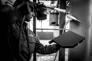 Firma Maja Prężna firma, już pokoleniowa (przejęta przez syna właściciela), zajmująca się produkcją profili okiennych i rolet na rynek polski i europejski. Dobrze zarządzana i ciągle stopniowo rozwijana ma już swoją historię i dalsze plany na rozbudowę. Jej były właściciel, ciągle pracujący w firmie, sam zaprojektował i zrealizował wiele urządzeń w hali produkcyjnej: suwnice, wanny elektrolityczne, stoły montażowe. Uderzający był brak narzekania mimo, że prowadzenie takiej działalności wymaga dużego skupienia na aspektach spoza produkcji i sprzedaży okien (księgowość, logistyka, gospodarka odpadami, obsługa informatyczna, śledzenie zmian w przepisach itp.).