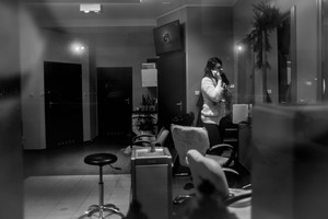 Wokół Rynku w Czempiniu. Zdjęcia wykonane z ulicy przez witryny sklepów i firm pokazują wnętrza bez klientów i pracowników szykujących je do zamknięcia wraz  końcem roboczego dnia. Widać zmęczenie i obojętność na obecność fotografa za szybą poza jednym wyjątkiem siedziby banku gdzie młoda kobieta po energicznym geście wskazującym na niedomogę umysłową człowieka z aparatem (czyli moją) wypadła na ulicę czyniąc głośno werbalne sugestie mojej głupoty. Grożąc wezwaniem ochrony zakazała mi fotografowania w Czempiniu na rynku.