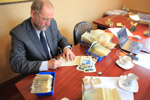 Urząd Miejski Kościana. Burmistrz Michał Jurga podpisał tego dnia 400 kartek ze świątecznymi życzeniami...