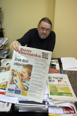 Kościan, redakcja Gazety Kościańskiej (ul. Dworcowa 2). Redaktor naczelny - Jerzy Wizerkaniuk - prezentuje wydanie GK z 12.12.12. Okładka zachęcała do wzięcia udziału w ostatniej odsłonie Projektu PKS