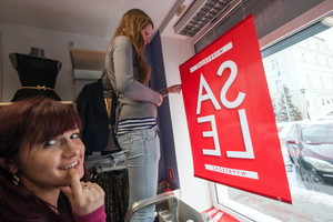  Kościan, Rynek.   Świąteczna wyprzedaż - sklep TROLL . Sprzedawczynie: Aneta Tulińska (lat 19) oraz Rita Harendarz (lat 24)