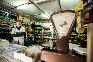 klep w Pianowie. Zdaniem pani Marzeny obroty w sklepie spadają, bo coraz więcej ludzi kupuje w supermarketach, zamiast wspierać lokalny biznes.