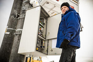 Montaż rozłącznika średniego napięcia. Pan Krzysztof z ENEA pracuje już 26 lat w swoim zawodzie.