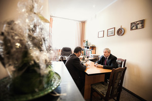 Gabinet Dyrektora Gimnazjum w St.Oborzyskach, pana Romana Podgórskiego. Pan Dyrektor gościł w swoim gabinecie pana Edwarda Strzymińskiego, Wicestarostę Kościańskiego. 