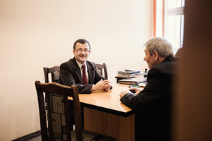 Gabinet Dyrektora Gimnazjum w St.Oborzyskach, pana Romana Podgórskiego. Pan Dyrektor gościł w swoim gabinecie pana Edwarda Strzymińskiego, Wicestarostę Kościańskiego. 