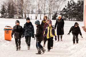 Dzieci ze Szkoły Podstawowej w St.Oborzyskach podczas zajęć świetlicowych wyszły na dwór, aby skorzystać z pięknej zimowej pogody i pobawić się na śniegu.