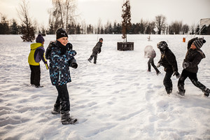 Dzieci ze Szkoły Podstawowej w St.Oborzyskach podczas zajęć świetlicowych wyszły na dwór, aby skorzystać z pięknej zimowej pogody i pobawić się na śniegu.