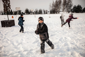 Dzieci ze Szkoły Podstawowej w St.Oborzyskach podczas zajęć świetlicowych wyszły na dwór, aby skorzystać z pięknej zimowej pogody i pobawić się na śniegu.