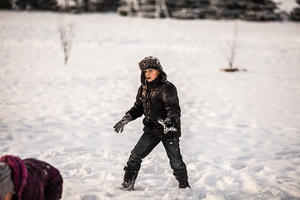 Dzieci ze Szkoły Podstawowej w St.Oborzyskach podczas zajęć świetlicowych wyszły na dwór, aby skorzystać z pięknej zimowej pogody i pobawić się na śniegu.