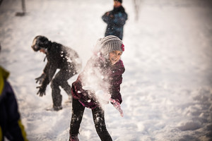 Dzieci ze Szkoły Podstawowej w St.Oborzyskach podczas zajęć świetlicowych wyszły na dwór, aby skorzystać z pięknej zimowej pogody i pobawić się na śniegu.