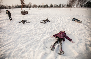 Dzieci ze Szkoły Podstawowej w St.Oborzyskach podczas zajęć świetlicowych wyszły na dwór, aby skorzystać z pięknej zimowej pogody i pobawić się na śniegu.