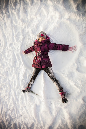 Dzieci ze Szkoły Podstawowej w St.Oborzyskach podczas zajęć świetlicowych wyszły na dwór, aby skorzystać z pięknej zimowej pogody i pobawić się na śniegu.