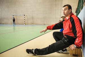 trener drużyny ze Szkoły Podstawowej nr 4 z Kościana - Waldemar Wojtkowiak, stara się wspomóc swoich zawodników cennymi uwagami