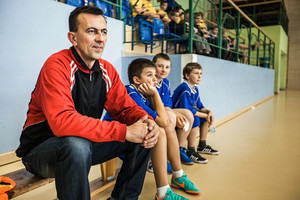 trener drużyny ze Szkoły Podstawowej w Starej Przysiece Drugiej obserwuje ze skupieniem mecz