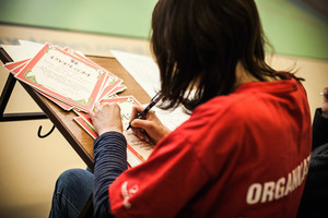 trwa wypisywanie dyplomów dla wyróżnionych drużyn