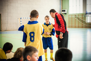  trener zespołu z SP nr 4 w Kościanie, Waldemar Wojtkowiak, w przerwie przekazuje rady swoim zawodnikom 