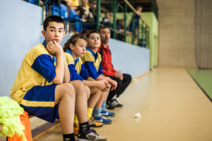 zawodnicy drużyny z SP nr 4 w Kościanie wraz ze swoim trenerem obserwują mecz