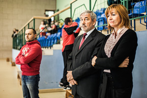 Dyrektor Szkoły Podstawowej w Starych Oborzyskach – pani Żaneta Igłowicz oraz Wicestarosta Kościański - pan Edward Strzymiński, obserwują finałową walkę o punkty.