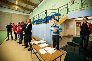 Pan Marcin Adamczak, kierownik obiektu sportowego w Gimnazjum w St.Oborzyskach, komentował mecz, a także odczytywał wyniki.