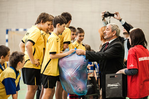 Pani Żaneta Igłowicz oraz pan Edward Strzymiński wręczają uczestnikom dyplomy i nagrody